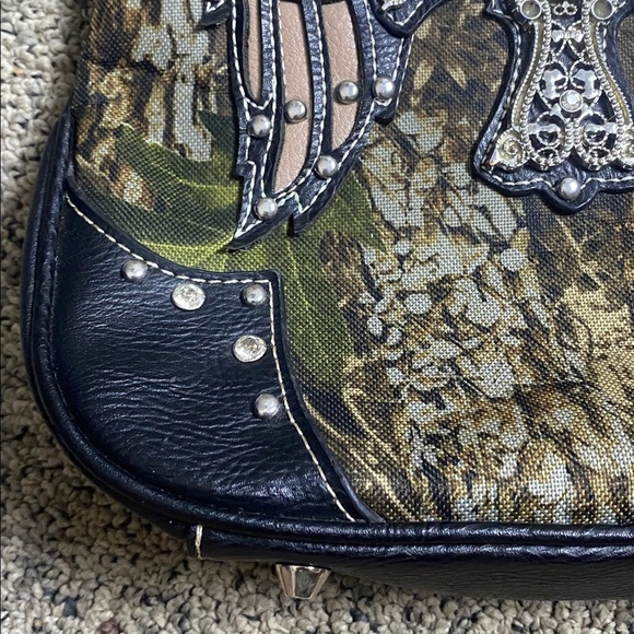 Cowgirl Trendy Camouflage Crossbody Bag with Embellished Cross 3 L Compartments - Picture 3 of 12